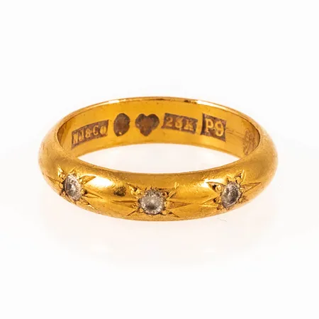 Graverat guld i 23K. Vikt: 5,6g. 