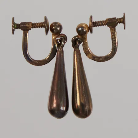 Ett par örhängen längd 25mm, skruvlås, 830/1000 silver, etui, Vikt: 2,2 g