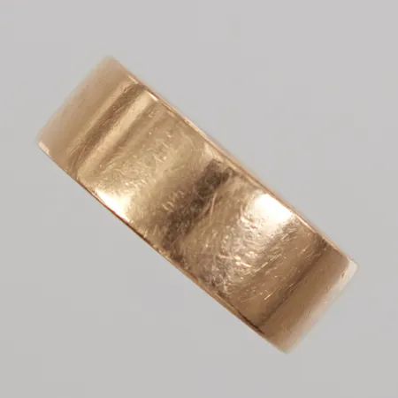 Ring stl 19¾, bredd 7,9mm, gravyr, 18K,  Vikt: 10,9 g