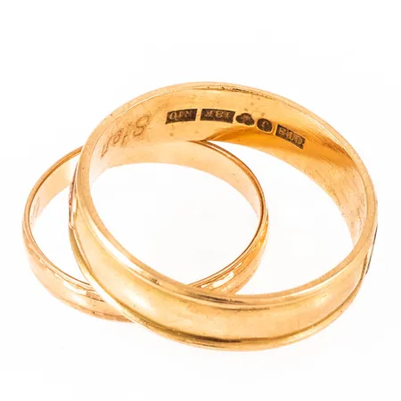 Graverat guld i 18K guld. Vikt: 9,3g. 