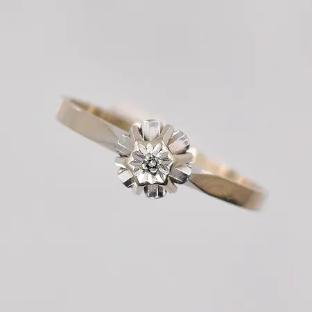 Ring med vit sten stl 17¼, bredd 1,8mm, vitguld, 18K Vikt: 1,7 g