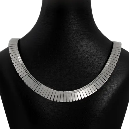 Collier, silver 835/1000, delvis borstad dekor, längd 43 cm, bredd 7,5-13 mm, svensk kontroll/importstämpel  Vikt: 32,4 g