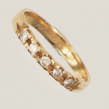 Ring halvallians med diamanter 5x ca 0,03ct, totalt 0,15ct enligt gravyr, stl 16¼, bredd 2,6mm, gravyr, 18K  Vikt: 2,1 g