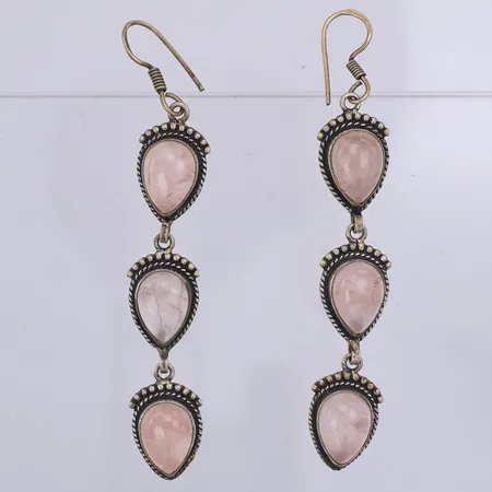 Ett par örhängen med rosenkvarts 90mm långa, 925/1000 silver Vikt: 20,2 g
