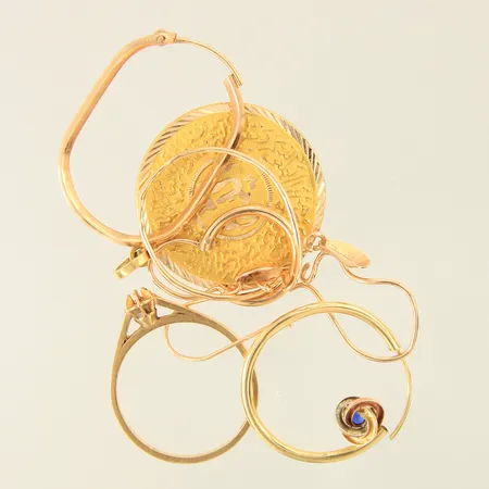 Diverse guldsmycken, defekta, 18K Vikt: 10,8 g