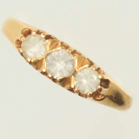Ring med 3 vita stenar, stl 19mm, bredd 2-5mm, slitna stenar, 18K Vikt: 3,1 g