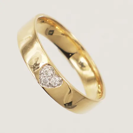 Ring med diamanter 3x ca 0,01ct, stl 18¼, bredd 4,5mm, GHA, 18K  Vikt: 4 g