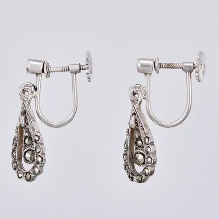 Ett par örhängen med markasiter, längd: ca 2,2cm, bredd: ca 7mm, skruvlås, 835/1000, silver Vikt: 2,4 g