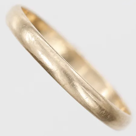 Ring slät med gravyr, stl: 19¾, 14K guld Vikt: 1,8 g