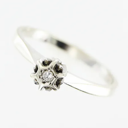 Ring diamant ca 0,02ct stl 16¾, bredd 1,5-5mm,vitguld, 18K.  Vikt: 2,1 g