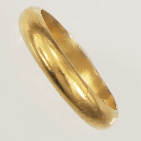 Ring slät, stl 18¾, bredd 4,3mm, repig, 23K  Vikt: 7 g