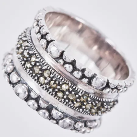 Ring med markasiter, stl: 18½, bredd: ca 12mm, GHA, 925/1000, silver Vikt: 8,9 g