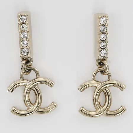 Ett par örhängen Chanel med vita stenar, modellnummer: B24V, höjd 30mm, originaletui, kopia på kvitto, gulmetall vikt: 5,4 gram