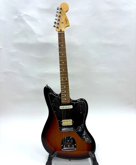 Elgitarr Fender Jaguar, serienummer MX22127986, Mexico, Sunburst, Fender hårt fodral, saknar svajarm. Skickas med postpaket.