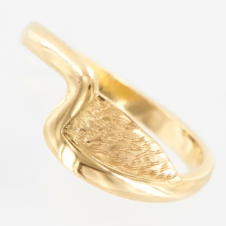 Ring stl 17¾,  Selanders i Hässleholm, bredd framtill ca 8mm, 18K Vikt: 3,6 g