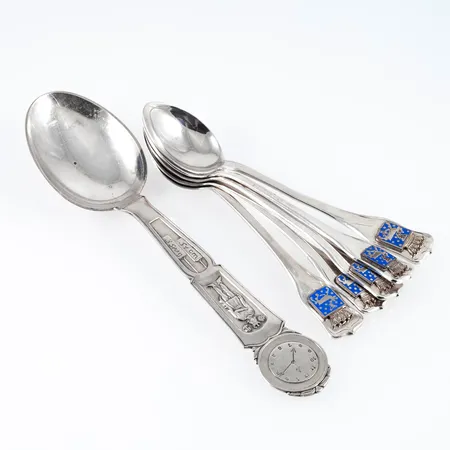 1 dopsked med gravyr och 5 kaffeskedar med Västerbottens landskapsvapen, silver (830/1000), vikt: 85,0g. 