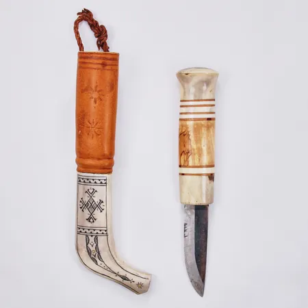 Samekniv, längd: ca 21,5cm, bladets längd: ca 7,2cm, läder, ben, signerad A.S 91