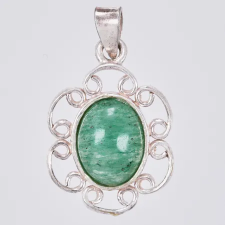 Hänge med grön sten, längd ca 18mm, bredd ca 12mm, 925/1000 silver Vikt: 0,9 g