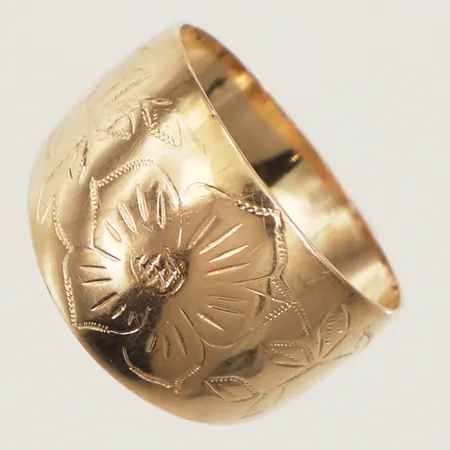 Ring med mönsterdekor, stl 18¾, bredd 14,8mm, Finland, 14K Vikt: 4,4 g