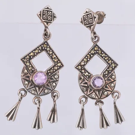 Ett par örhängen med ljuslila sten & pyriter 52mm, 925/1000 silver Vikt: 10,5 g