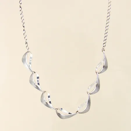 Collier med sju integrerade berlocker, längd ca 48,5cm, bredd 3-12mm, silver 830/1000 Vikt: 11,4 g
