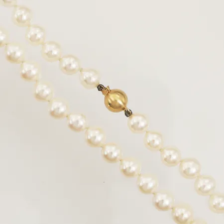 Pärlcollier med odlade sötvattenspärlor ca Ø8,2-8,4mm, längd 44,5cm, guldlås i 18K.  Vikt: 0 g