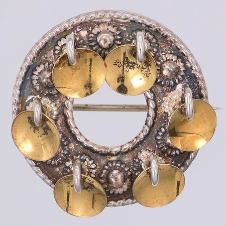 Dräktbrosch med guldplätterade plattor Ø25mm, 830/1000 silver Vikt: 3,2 g