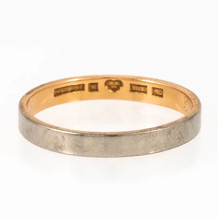 Graverad ring i 18K röd- och vitguld. Vikt: 4,4g. 