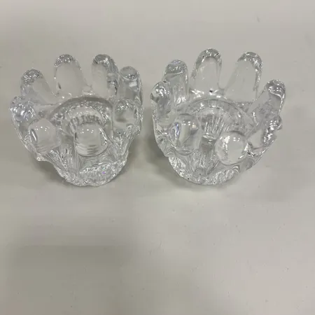 Ett par Ljusstakar Kosta Boda, Solros/Sunflower, design Göran Wärff, Ø ca 7,5, höjd 7cm, glas. Skickas med paket.