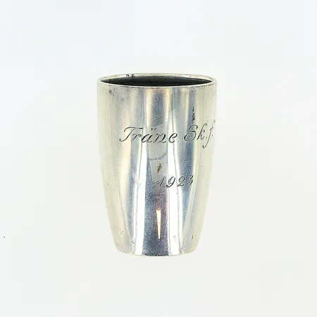 Bägare 50mm, Ø35mm, gravyr, silver 830/1000. Vikt: 17,9 g