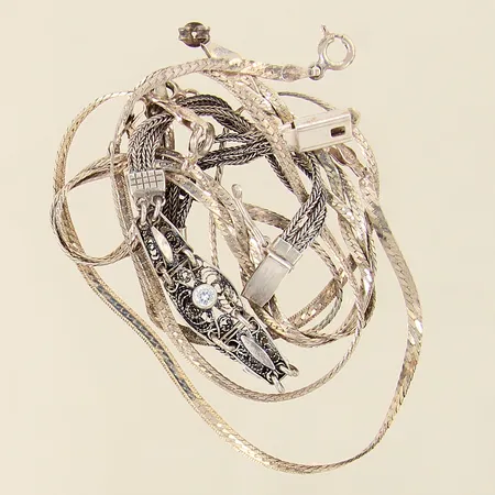 Silversmycken, ojämnheter, defekt lås, bucklor, repor, silver 830-925/1000 Vikt: 17,8 g