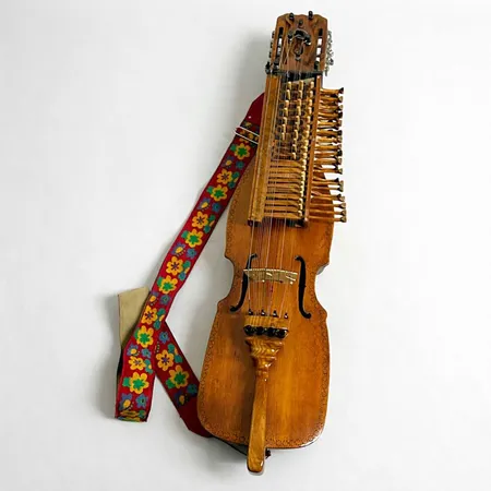 Nyckelharpa med stämverktyg & stråke 43cm utanpå står graverat 1975 BW, blommigt band, ligger i hårt fodral Skickas med postpaket.