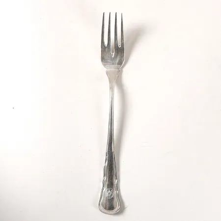 Fiskgaffel modell Hallbergs Chippendale, längd 180mm, monogramgravyr, tillverkad av C.G. Hallberg, Stockholm år 1931, silver 830/1000 Vikt: 40,8 g