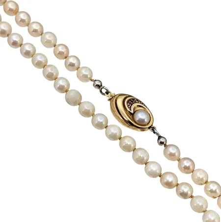 Pärlcollier, jämnbred modell med större lås i 18K guld, låsets storlek 11x17x7 mm, dekor i vitguld, Diamanter 2 x 0,003ct, total längd 45,7 cm, odlade pärlor Ø 6 mm, en pärla defekt
