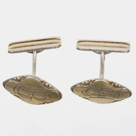 Ett par manschettknappar med monogramgravyr, 20 x 15mm, svenska importstämplar, silver 830/1000 Vikt: 7,6 g
