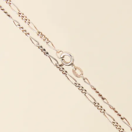 Kedja Figaro, längd 61,5cm, bredd 2mm, något skevt vid lås, silver 835/1000 Vikt: 5,9 g