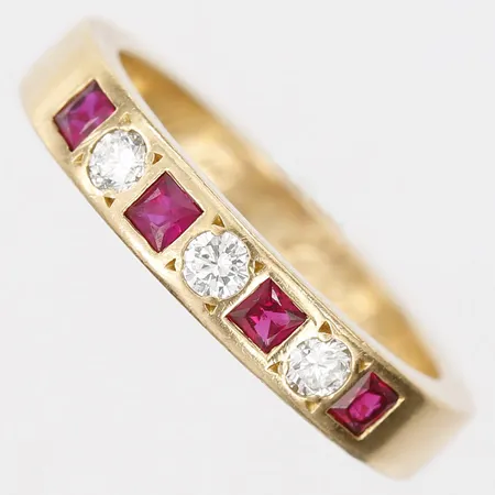 Ring med rubiner samt briljantslipade diamanter 3 x ca 0,05ct, stl: 16½, gravyr, 18K guld  Vikt: 5,4 g