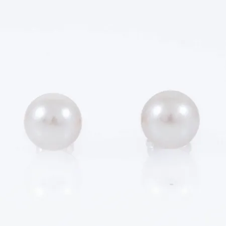 Örhängen i 18K guld med odlade vita pärlor Ø 7 mm. Vikt: 1,8g. 