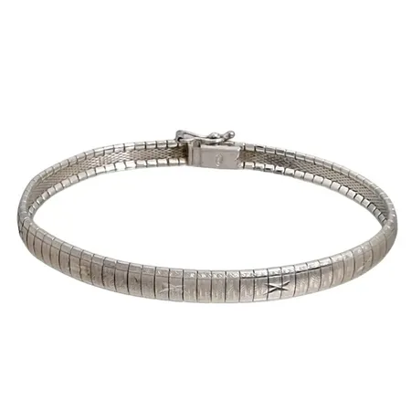 Armband, silver 835/1000, mönstrad dekor, längd 18,5 cm, bredd 6 mm Vikt: 12,8 g