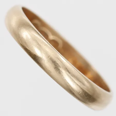 Ring slät med gravyr, stl: 15¼, 14K guld Vikt: 1,7 g