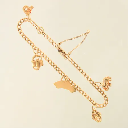 Armband Pansar med fem berlocker, längd ca 18cm, bredd 3mm, säkerhetskedja, en berlock saknas, 18K  Vikt: 9,5 g