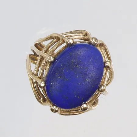 Ring med blå sten, stl 18¼, bredd 4-20mm, 14K, bruttovikt 6g Vikt: 6 g