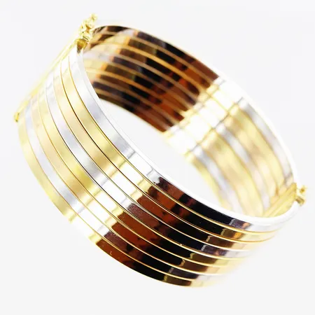 Armring, 65x57mm, bredd 25mm, vit/gulguld öppningsbar, ihålig, smärre repor, lås fjäder i metall, 18K, bruttovikt 47,6 gram Vikt: 47,6 g