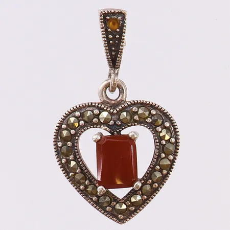 Hänge med markasiter och orange sten, 30mm med ögla, en sten saknas, silver  Vikt: 2,7 g