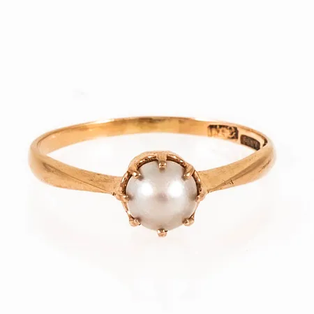 Ring i 18K guld med halvpärla Ø 5,5 mm. Den är i storlek 18¼, är 1,5 - 6,5 mm bred och väger 2,2g. 