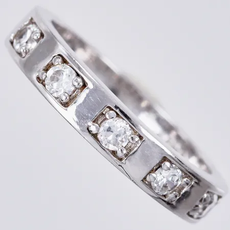 Ring med vita stenar stl: 17, bredd ca 3-4mm, 925/1000 silver Vikt: 2,9 g