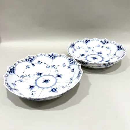 Skålar, två stycken, Musselmalet, helblond, Royal Copenhagen, Danmark, numrerad: 1/1018, Ø21cm, höjd ca 5cm, porslin, ena med mindre repor vid sidan Skickas med postpaket.