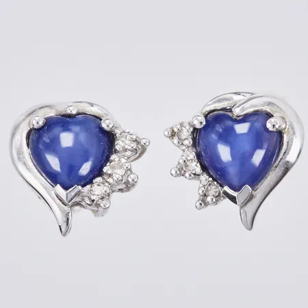 Ett par örhängen med blå stjärnsafirer och diamanter ca 6x0,001ct åttkantslipade Ø ca 8mm, en stopper saknas, vitguld 10K  Vikt: 1,3 g