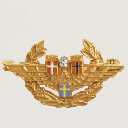 Brosch SAS med diamant ca 0,01ct, längd 16mm, bredd 26mm, gravyr, 18K  Vikt: 3,4 g