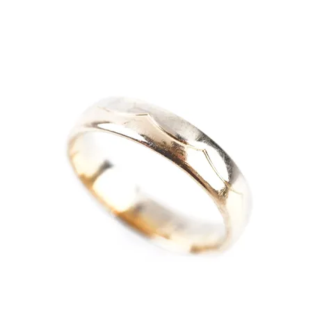 Ring, stl 18½(58), bredd 5mm, 18k, gravyr Vikt: 5,4 g